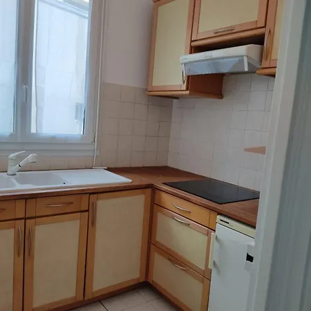 5 Minutes From Paris In Chic And Sophisticated Apartment