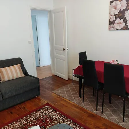 Apartment 5 Minutes From Paris In Chic And Sophisticated