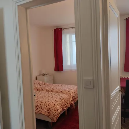 5 Minutes From Paris In Chic And Sophisticated Apartment
